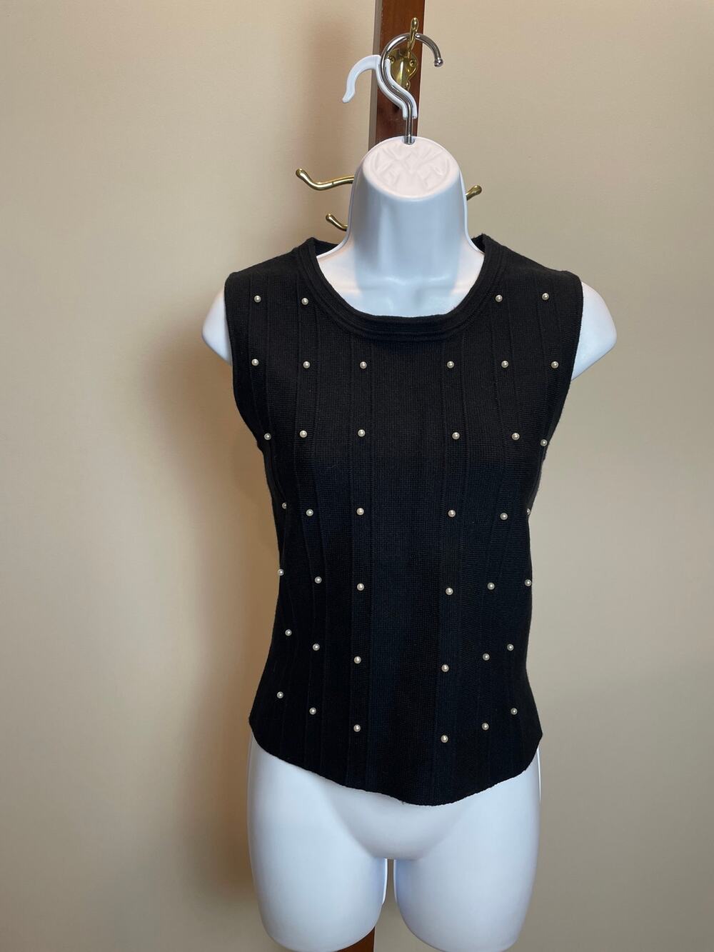 Tahari Black Pearl‑Detail Sleeveless Knit Top NWT Size M